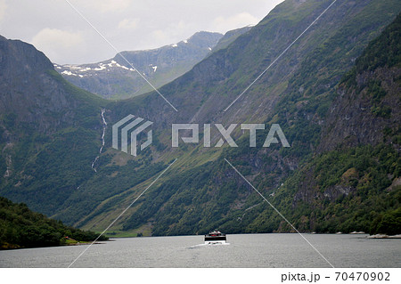 ノルウェー フロム~グドヴァンゲン間のソグネフィヨルド・クルーズ観光船から正面の滝と山々を見る。 ノルウェー フロム~グドヴァンゲン間のソグネフィヨルド・クルーズ観光船から正面の滝と山々を見る。 70470902