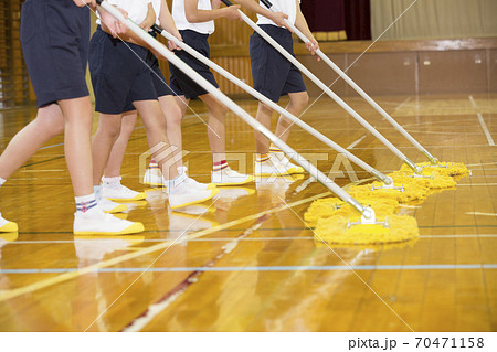 体育館の掃除をする小学生の写真素材