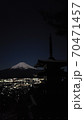 富士山と寺 70471457