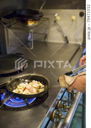 料理をする手元 料理をする手元 70471552