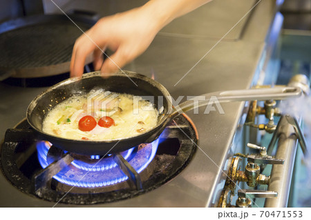 料理をする手元 70471553