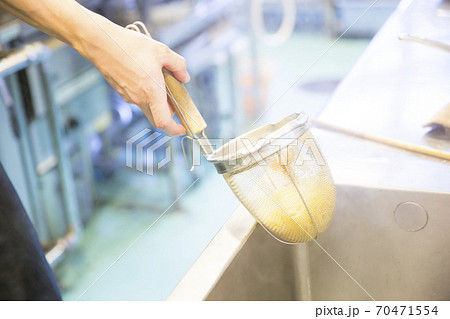 料理をする手元 料理をする手元 70471554