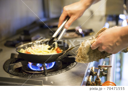 料理をする手元 料理をする手元 70471555