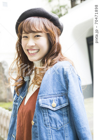笑顔の女性 70471898