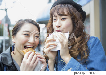 食べ歩きをする女性 70471906