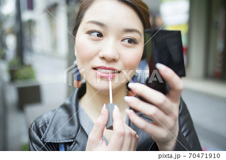化粧直しをする女性 化粧直しをする女性 70471910