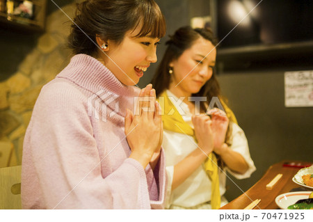 食事をする女性 食事をする女性 70471925