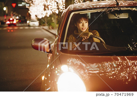夜に運転をする女性 70471969