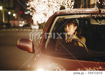 夜に運転をする女性 70471970