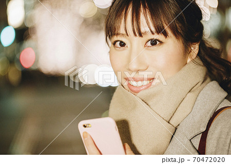 待ち合わせをする女性 待ち合わせをする女性 70472020