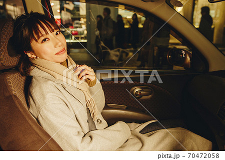 車に乗る女性の写真素材