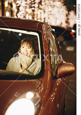 車に乗る女性 70472059