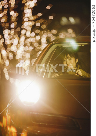 運転をする女性 70472063