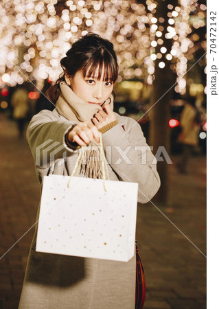 プレゼントを渡す女性 プレゼントを渡す女性 70472142