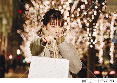 プレゼントを渡す女性 70472143