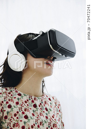 VRを見る女性 70472241