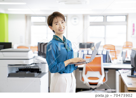 パソコンを操作するビジネスウーマン 70473902