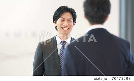 笑顔のビジネスマン 笑顔のビジネスマン 70475298
