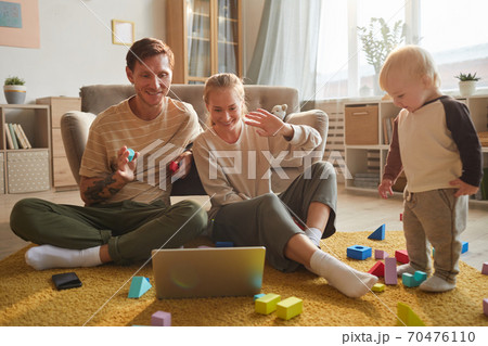 Family talking online 70476110