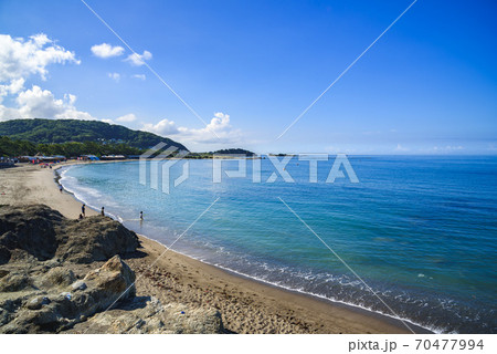 (神奈川県)夏空と山と一色海岸 (神奈川県)夏空と山と一色海岸 70477994