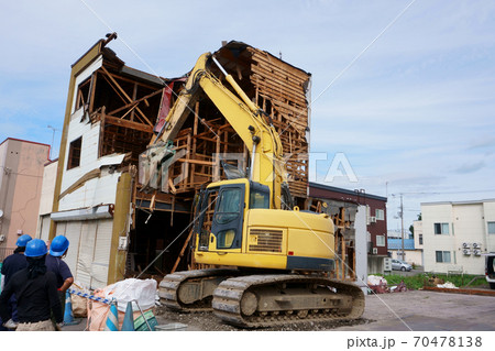 家屋の解体作業 70478138