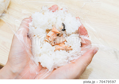 おにぎりを作る 70479597