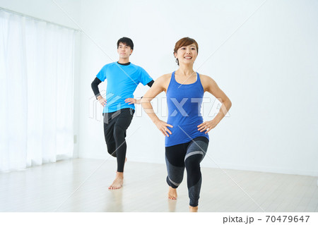 体操をする男女 70479647
