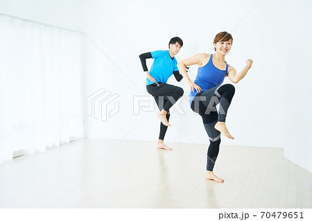 エアロビクスをする男女 エアロビクスをする男女 70479651