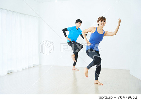 エアロビクスをする男女 エアロビクスをする男女 70479652