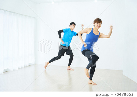 エアロビクスをする男女 70479653