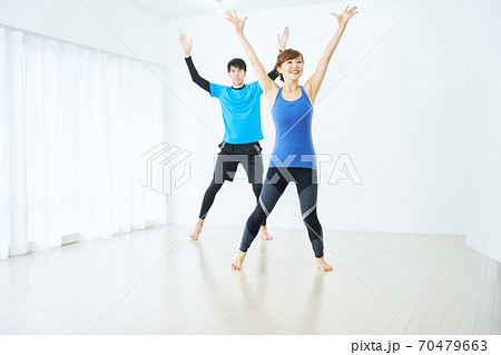 エアロビクスをする男女 エアロビクスをする男女 70479663