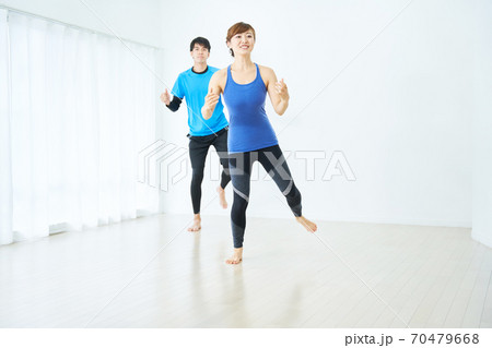 エアロビクスをする男女 70479668