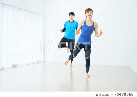 エアロビクスをする男女 エアロビクスをする男女 70479669