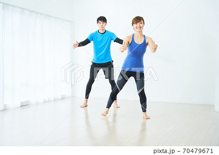 エアロビクスをする男女 70479671
