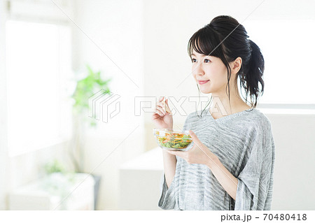 女性 ダイエット リビング 朝食 ライフスタイル 女性 ダイエット リビング 朝食 ライフスタイル 70480418