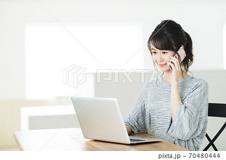女性　リビング　パソコン　テレワーク　ライフスタイル 70480444