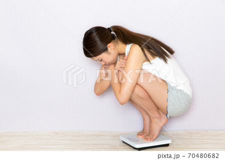 体重をはかる女性. 体重をはかる女性. 70480682