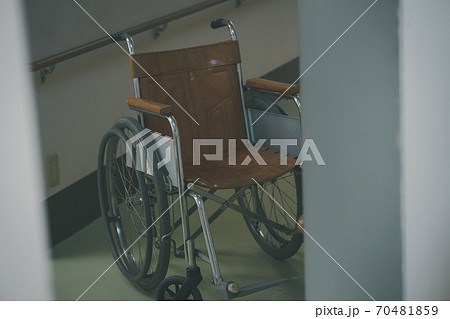 車いす 70481859
