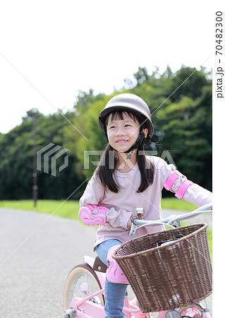 自転車の補助輪を取って練習をする女の子 70482300