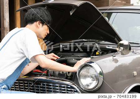車の修理をする男性 車の修理をする男性 70483199