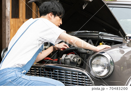 車の修理をする男性 70483200