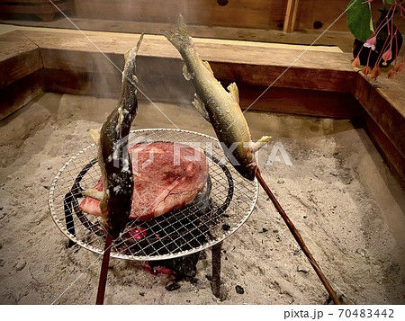 囲炉裏で食材を焼く 囲炉裏で食材を焼く 70483442