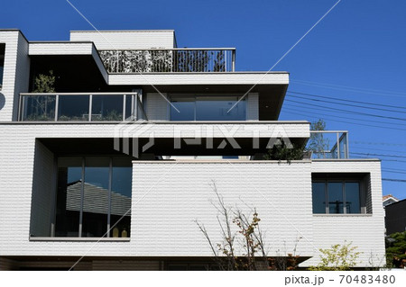 住宅街　一戸建て　新しい街並み 70483480