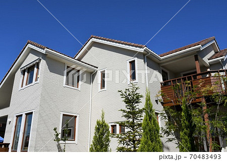 住宅街　一戸建て　新しい街並み 70483493