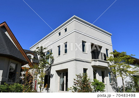 住宅街　一戸建て　新しい街並み 70483498