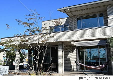 住宅街　一戸建て　新しい街並み 70483504