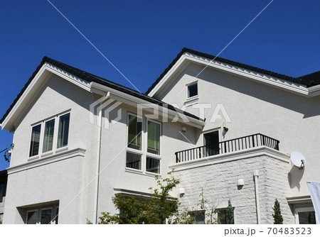 住宅街　一戸建て　新しい街並み 70483523