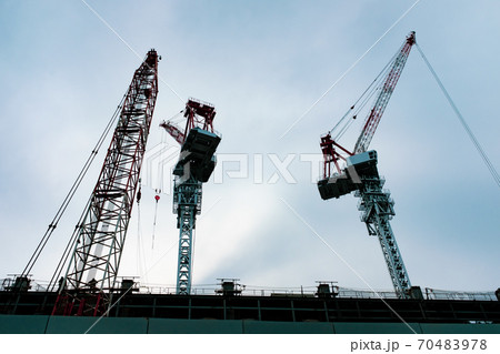 見上げるビル建設と空にそびえる複数のクレーン b-4 シアン色 見上げるビル建設と空にそびえる複数のクレーン b-4 シアン色 70483978