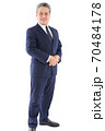 白背景に全身で立つビジネスマン 70484178