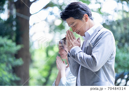 男性　女性　親子　お参り 70484314